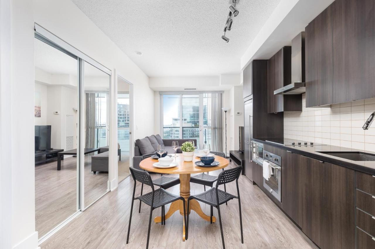 Across From The Cn Tower, Metro Toronto Convention Centre And Rogers Centre In Downtown Toronto Core 아파트 외부 사진