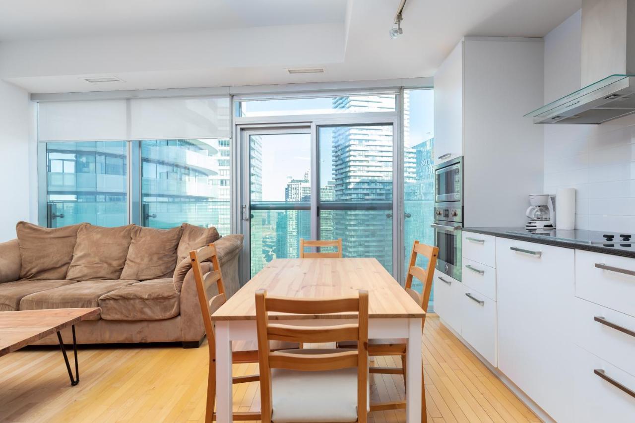Across From The Cn Tower, Metro Toronto Convention Centre And Rogers Centre In Downtown Toronto Core 아파트 외부 사진